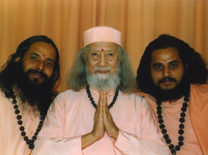 PARAMAHAMSA HARIHARANANDA mit Prajananandaji 
und Shuddhanandaji